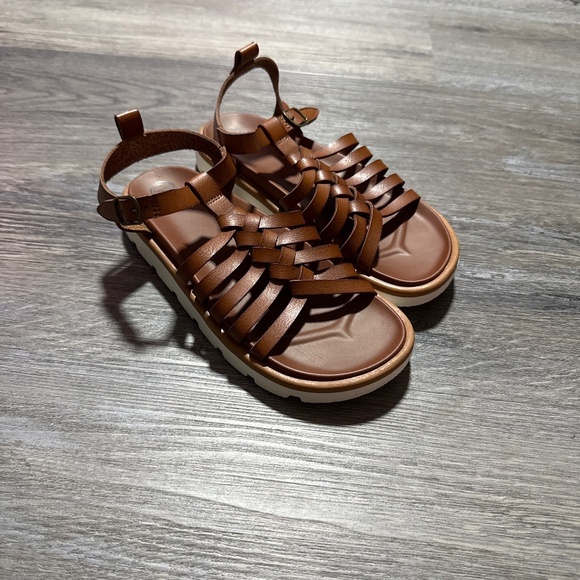 Wonder Nation Sandals - Picture 1 of 3